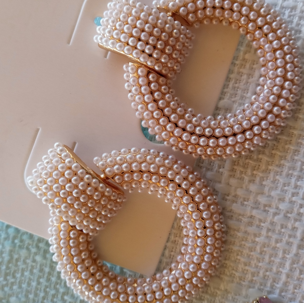 Elegant Pearl Interlock Hoop Earrings - Picture 5 of 5